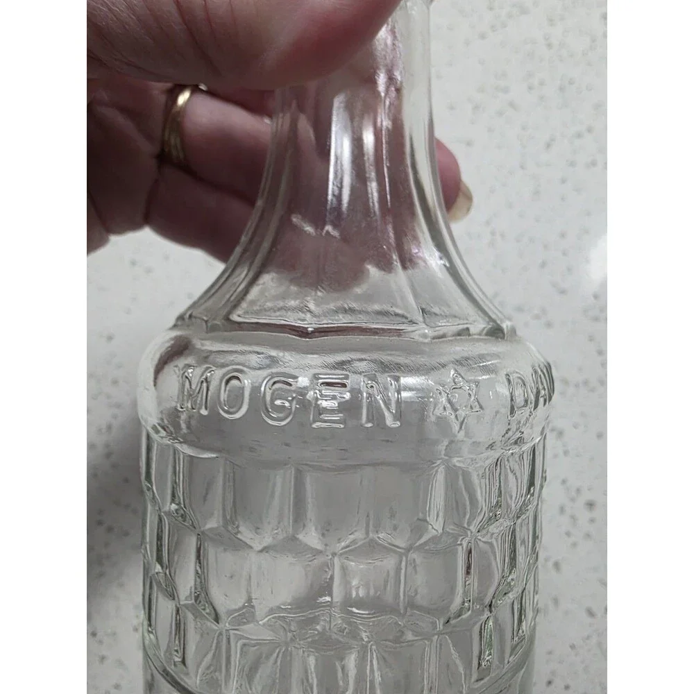 Mogen David Vintage Wine Small Decanter Beautiful waffle glass made in USA